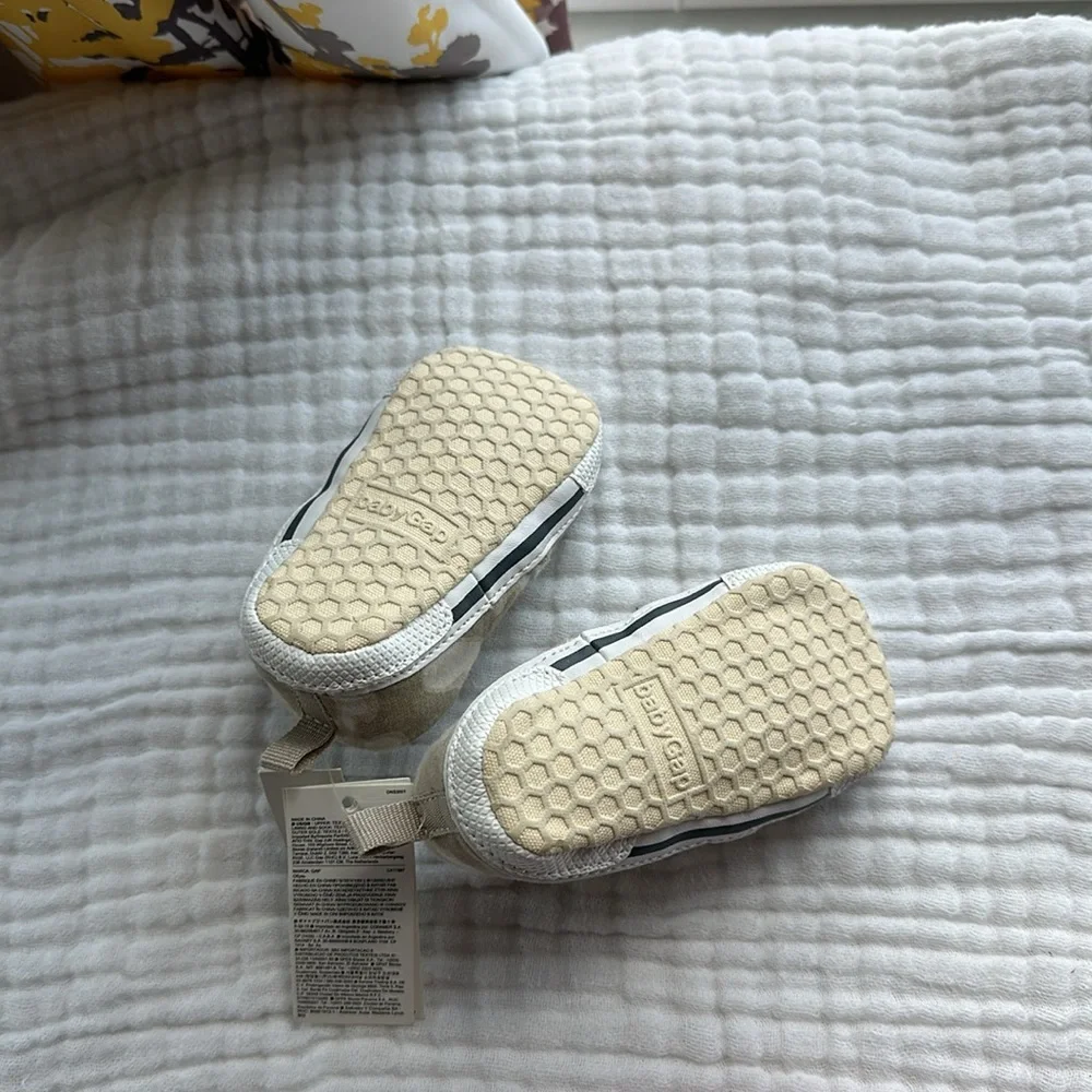 Baby GAP • NWT 6-12M Neutral Camo Soft Slip On Crib Shoes Beige Olive